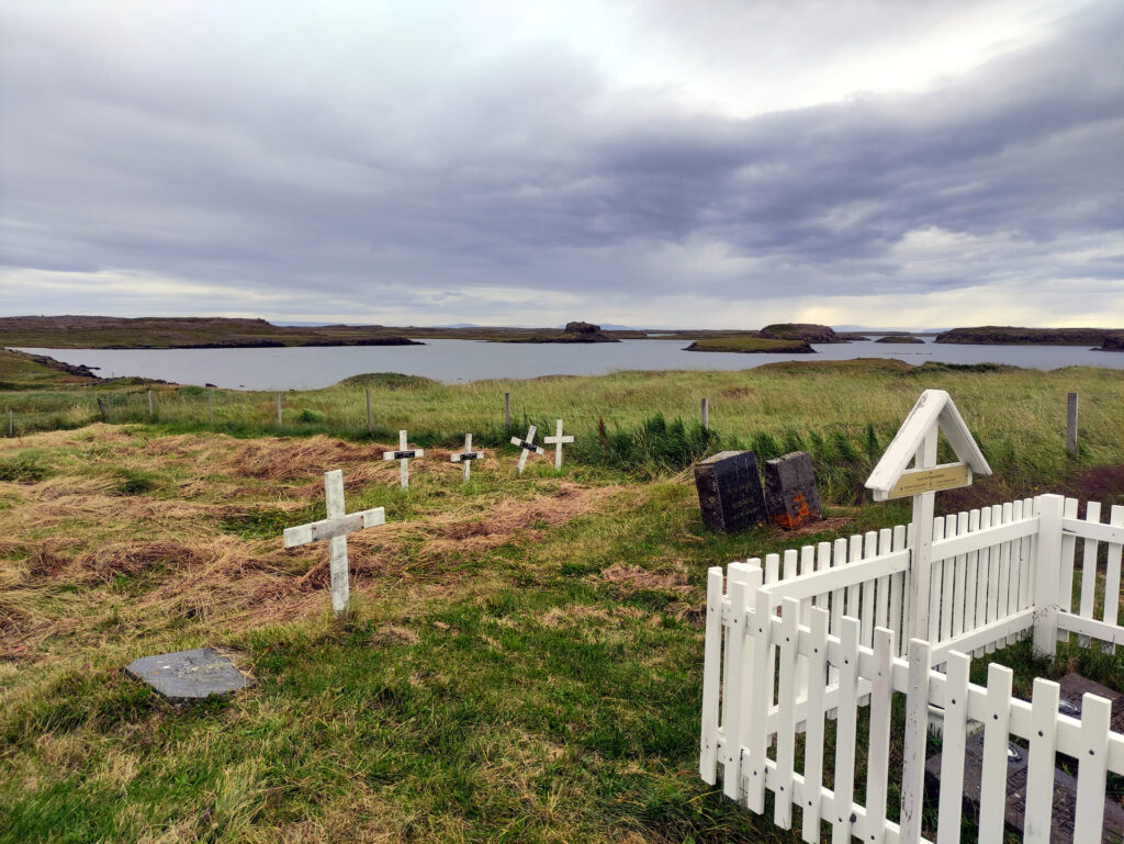 l'allegro cimitero nel posto più sperduto di tutta l'isola!