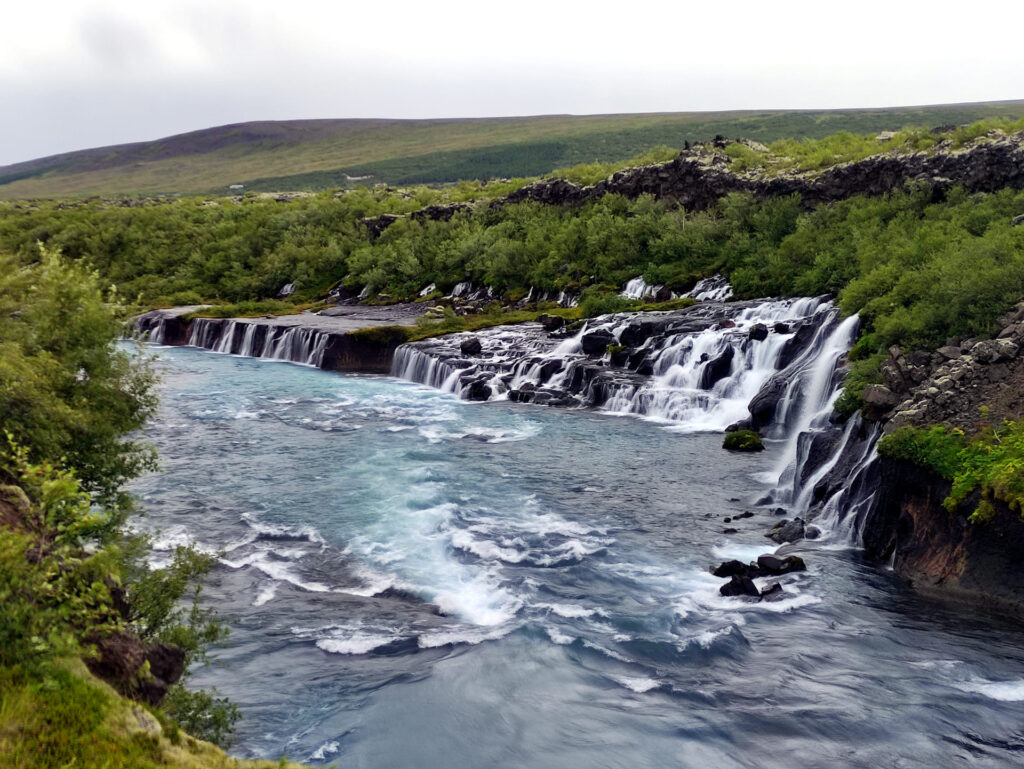 altra vista di Barnafoss: l'acqua sgorga direttamente dalla falda