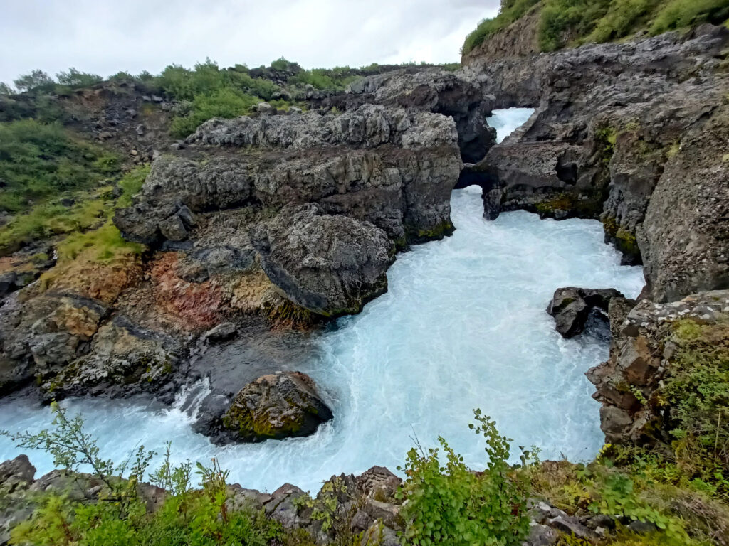 il torrente scorre impetuoso tra le rocce bucate