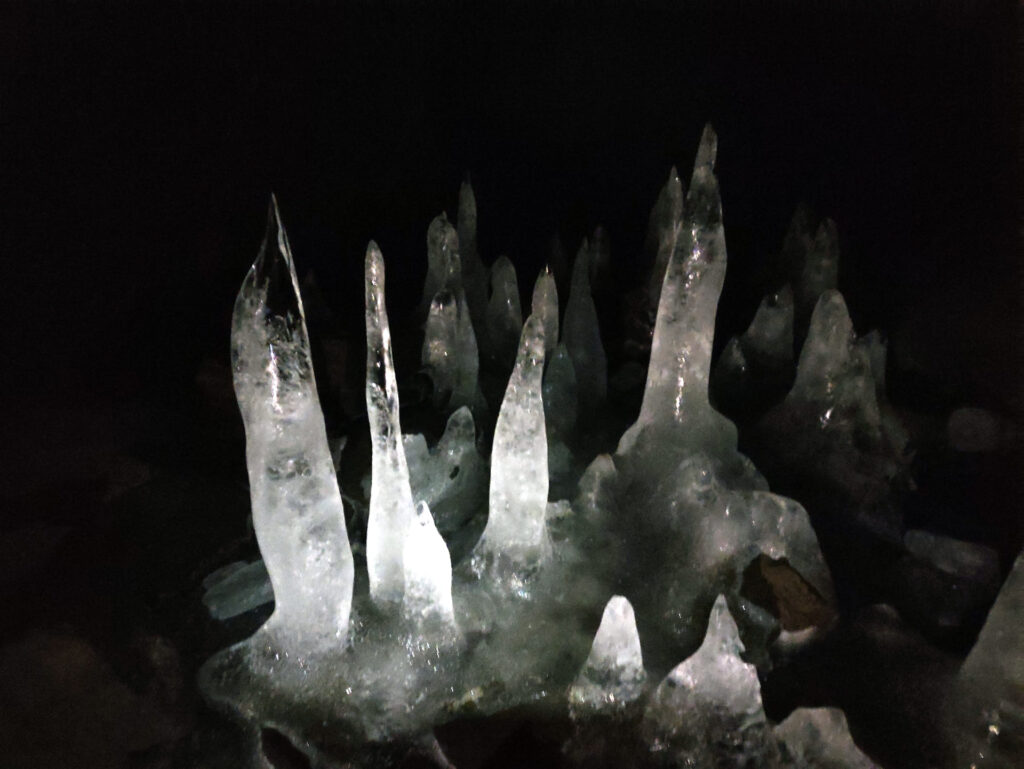 la meraviglia delle stalagmiti di ghiaccio, che compaiono all'improvviso dopo qualche decina di metri dentro la grotta