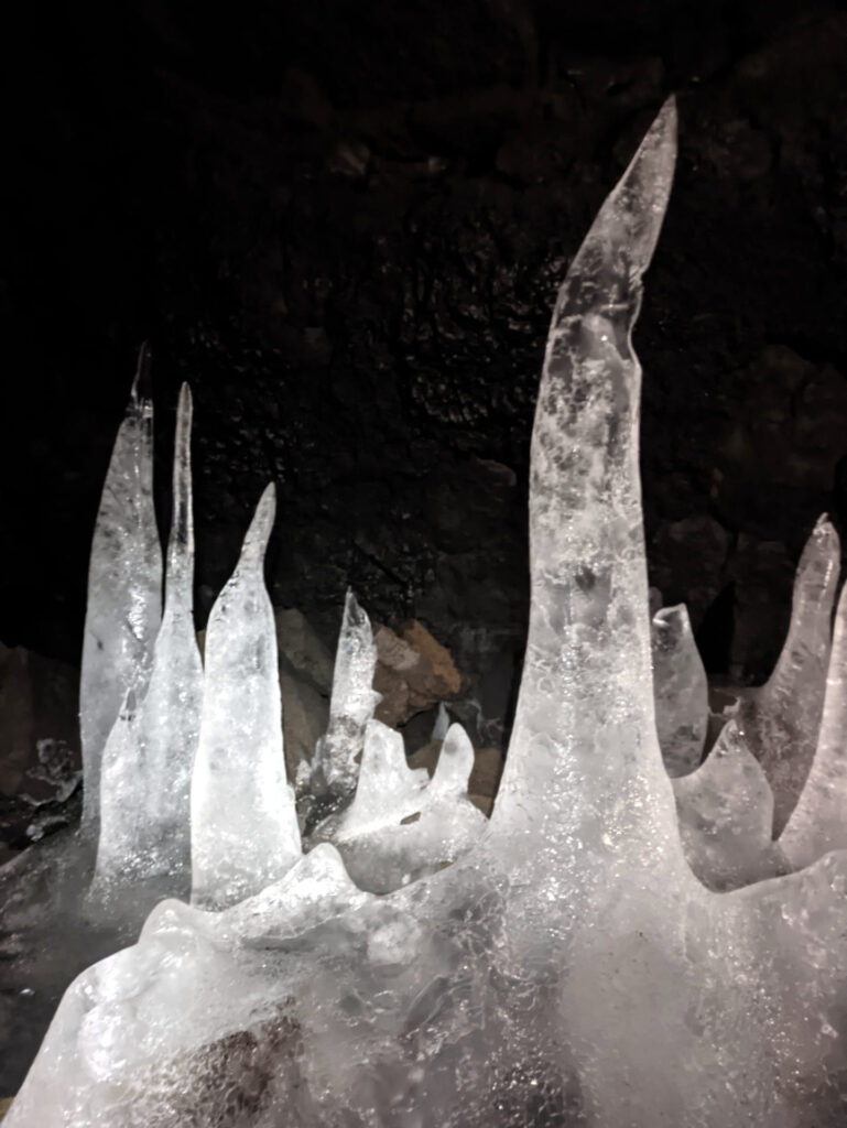 le stalagmiti di ghiaccio brillano sotto la luce delle frontali