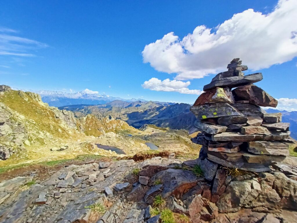 i laghetti alpini accanto al Rifugio Benigni, visti dalla Cima di Valpianella