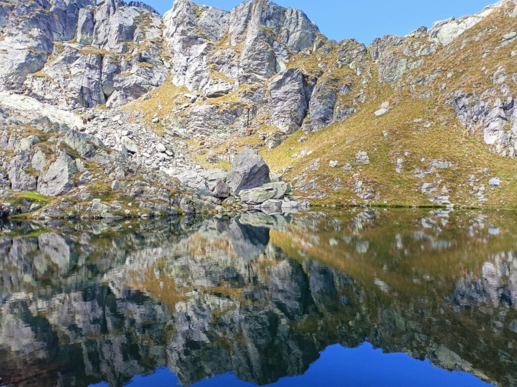 riflessi nelle acque chete vicino al Rifugio Benigni