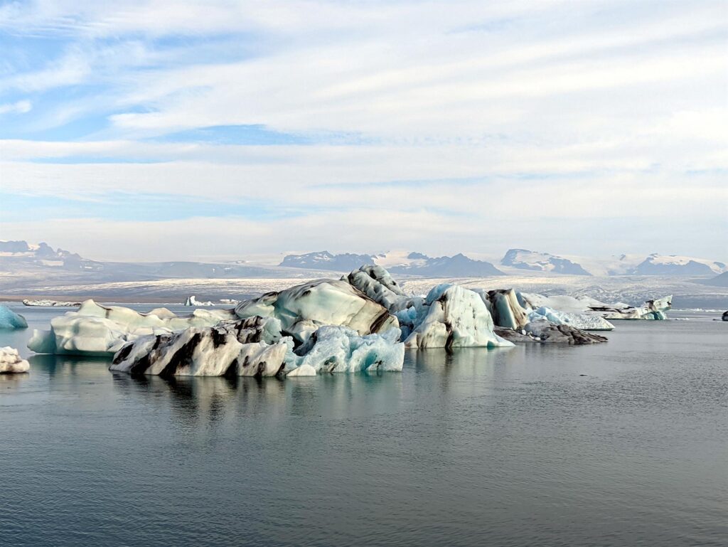 sculture di ghiaccio galleggiano nella laguna di Jökulsárlón