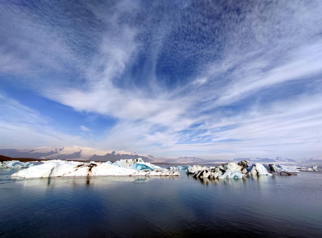 dietro gli iceberg il gigantesco ghiacciaio