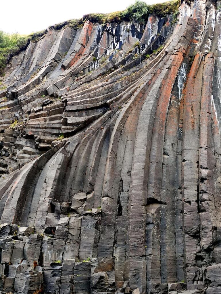 e poi veniamo catapultati nel regno del basalto prismatico: Stuðlagil