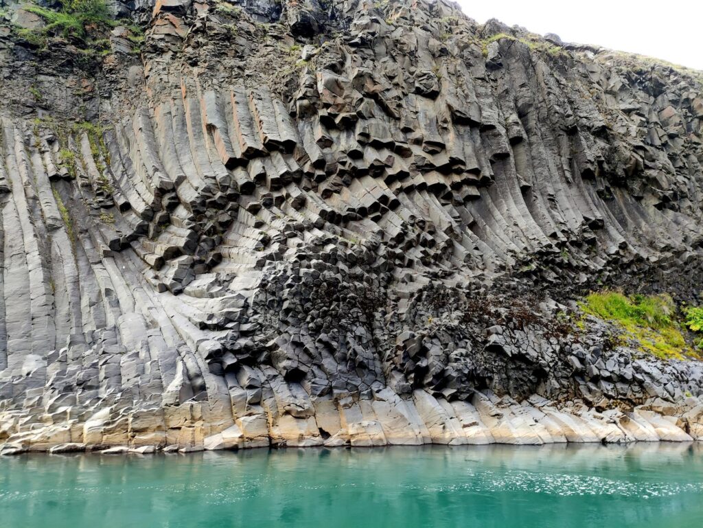 incredibili formazioni prismatiche &quot;trafilate&quot; rispetto alla direzione del magma