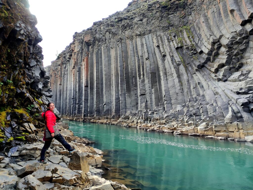 e questo è il cuore di Stuðlagil Canyon: stiamo entrando in un tempio, praticamente