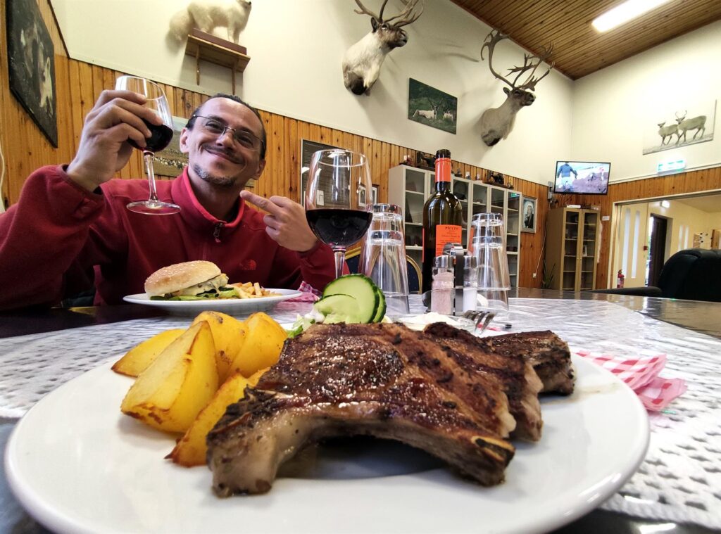 la prima cena da ricchi: agnello, hamburger di alce e boccia di vino