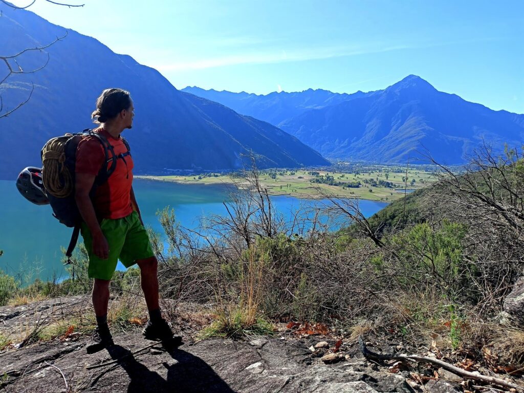 Gab si gode il lago di Novate Mezzola lungo il sentiero di avvicinamento