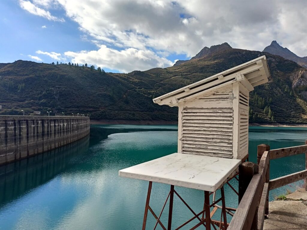 Il cammino inizia sul lato settentrionale del lago di Morasco che va percorso fino al suo termine