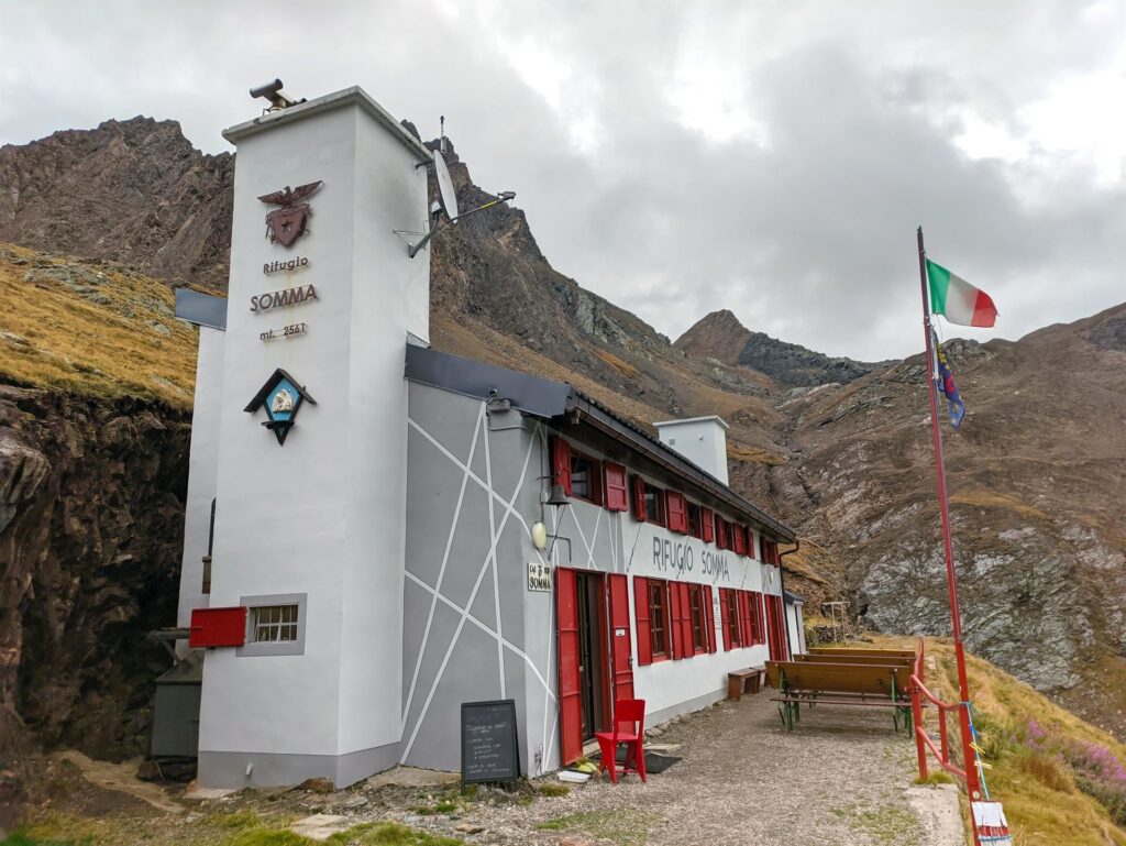 Il bel rifugio Somma e il suo invitante menù esposto sulla lavagna (purtroppo non riusciremo ad approfittarne!) :(