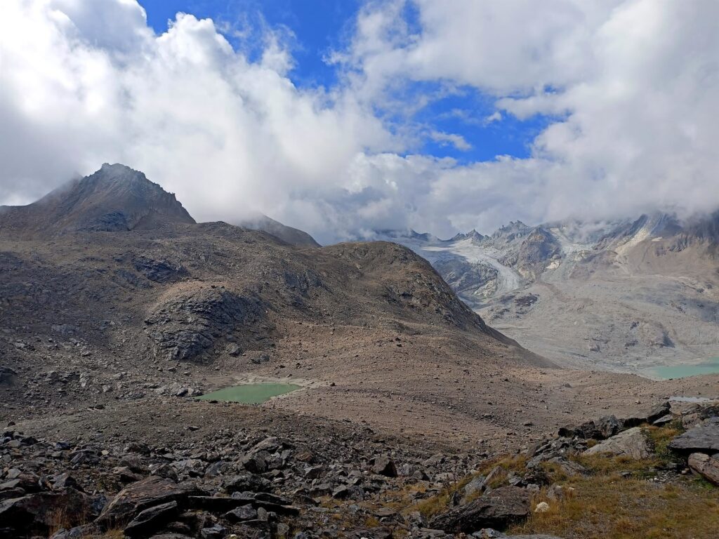 Il lago di Ban, piuttosto secco. Così come il ghiacciaio da cui attinge l'acqua