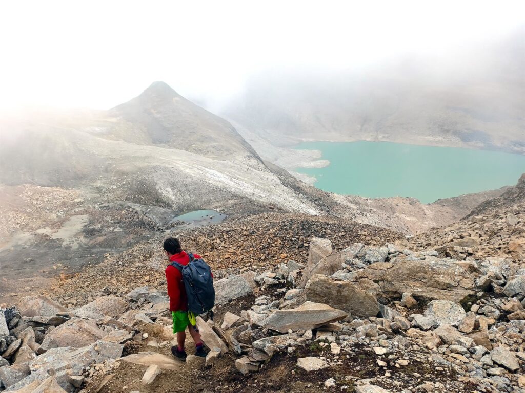 Dalla cima scendiamo ripidamente verso la selletta sottostante dalla quale si accede alle guglie