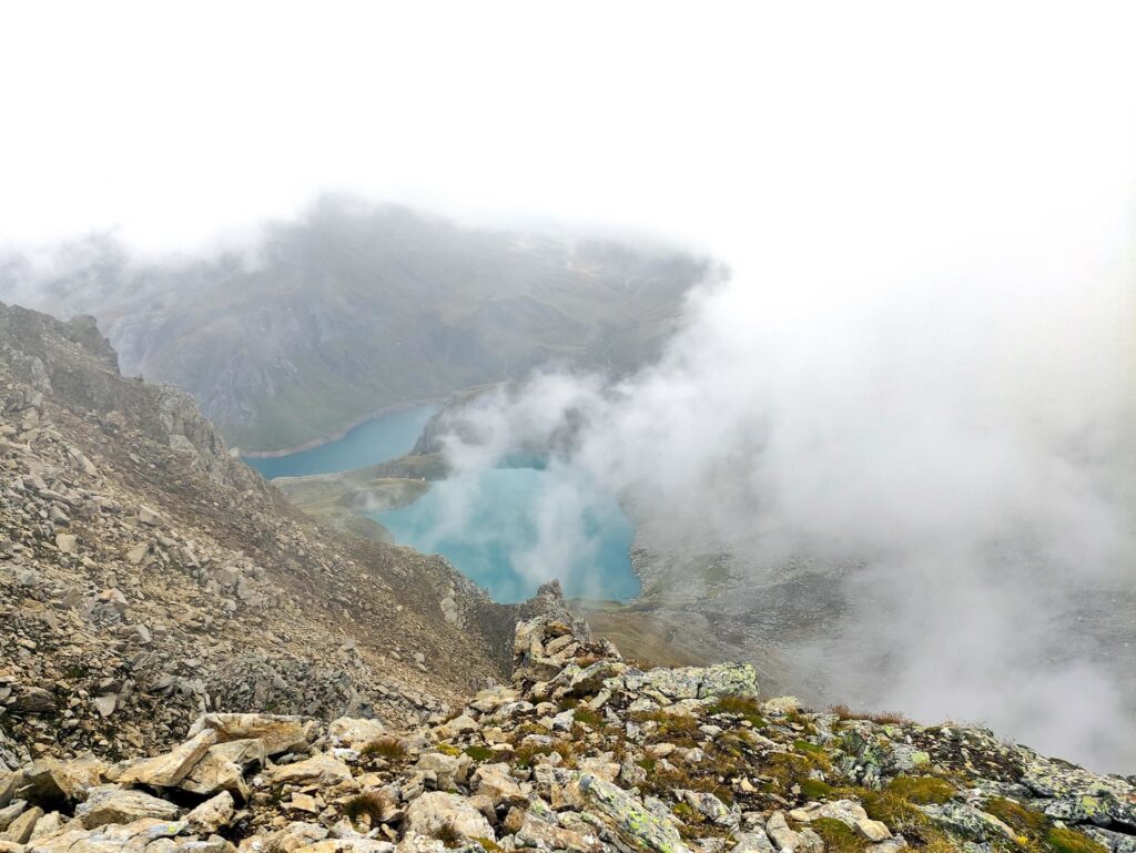 Tra le nubi intravediamo i laghi di Sruer e Vannino che raggiungeremo dopo