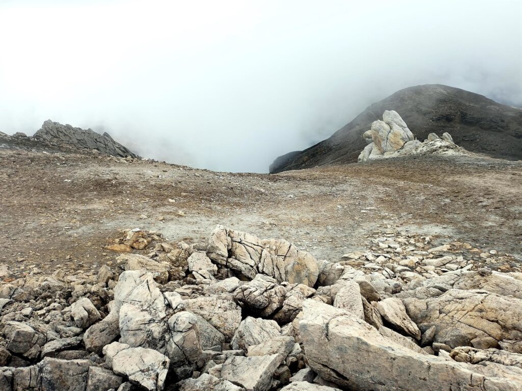 Salutiamo le guglie e decidiamo di compiere l&#039;anello, quindi procediamo lungo la cresta