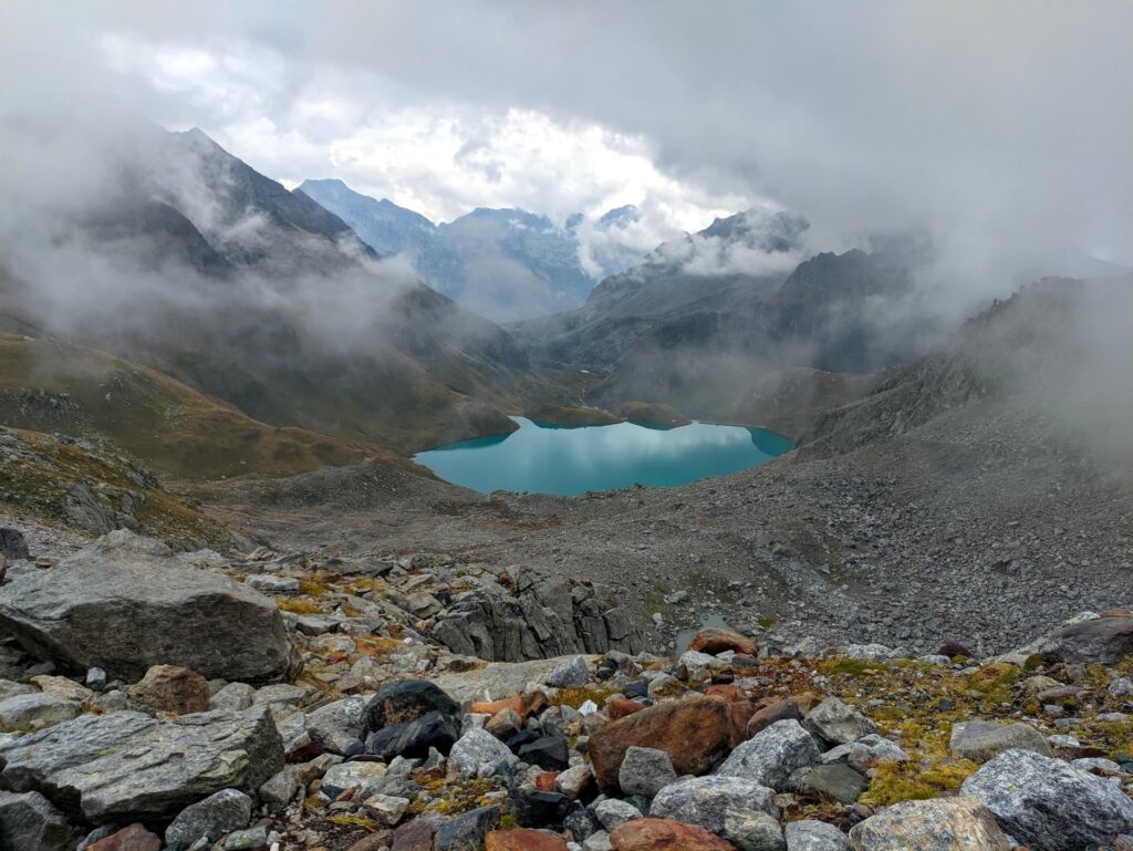 Dopo lunga discesa ci avviciniamo finalmente al bellissimo lago di Sruer