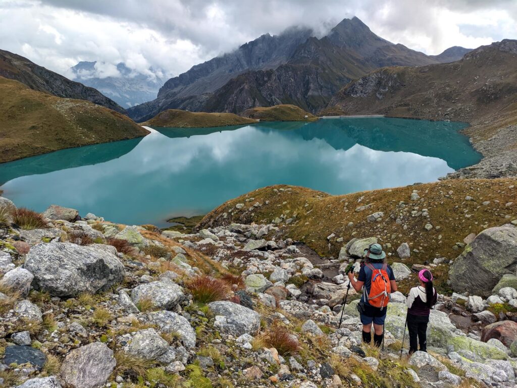 In contemplazione della bellezza del lago di Sruer