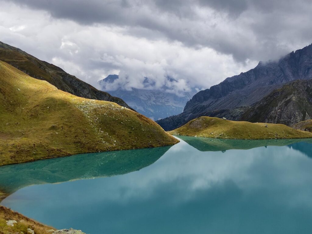 Da qui si apprezza meglio la tranquillità dell&#039;acqua che consente riflessi perfetti delle gobbe circostanti