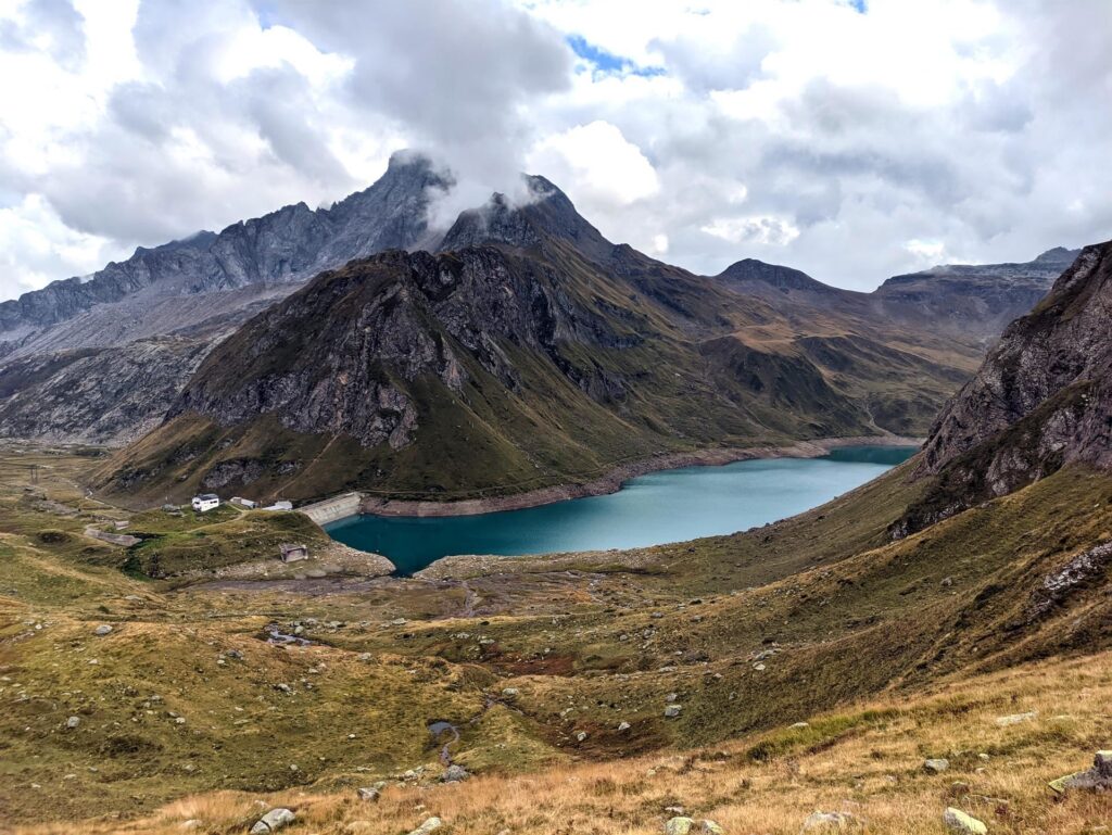 Vista dall'alto del lago Vannino e del rifugio Margaroli