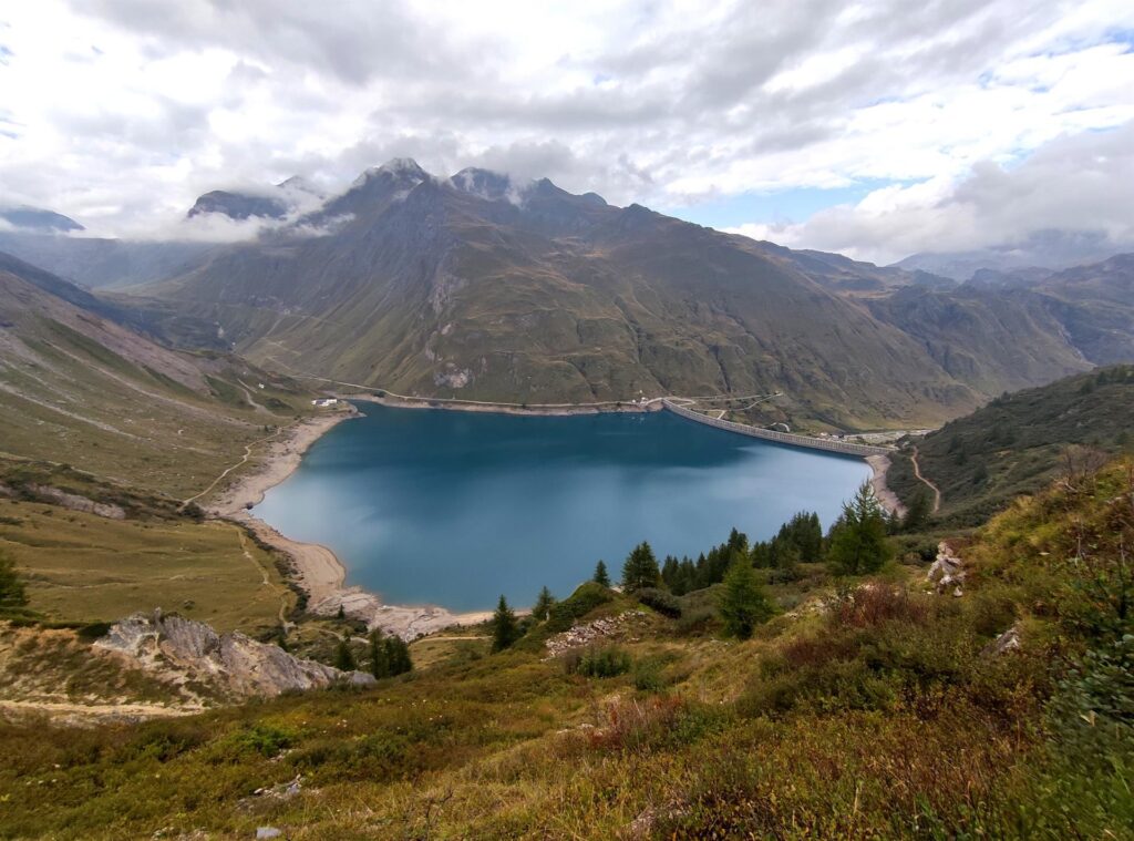 Dopo lunga discesa nel vallone di Nefelgiù siamo finalmente in prossimità del Lago di Morasco