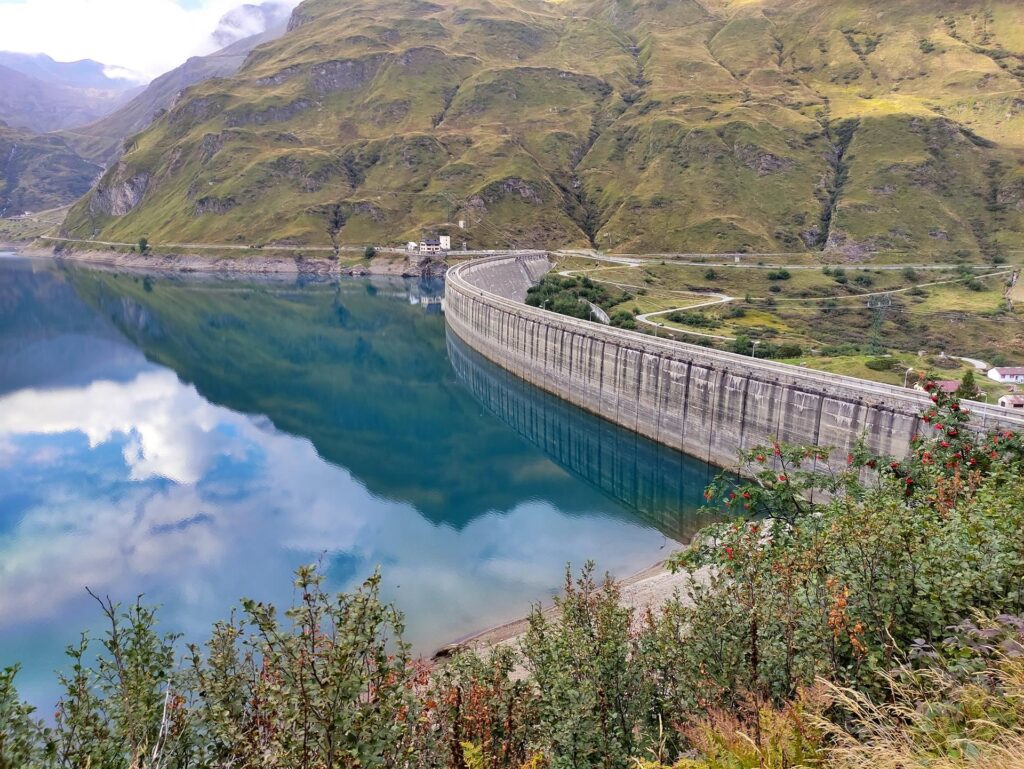 La diga e le montagne specchiate nel lago di Morasco