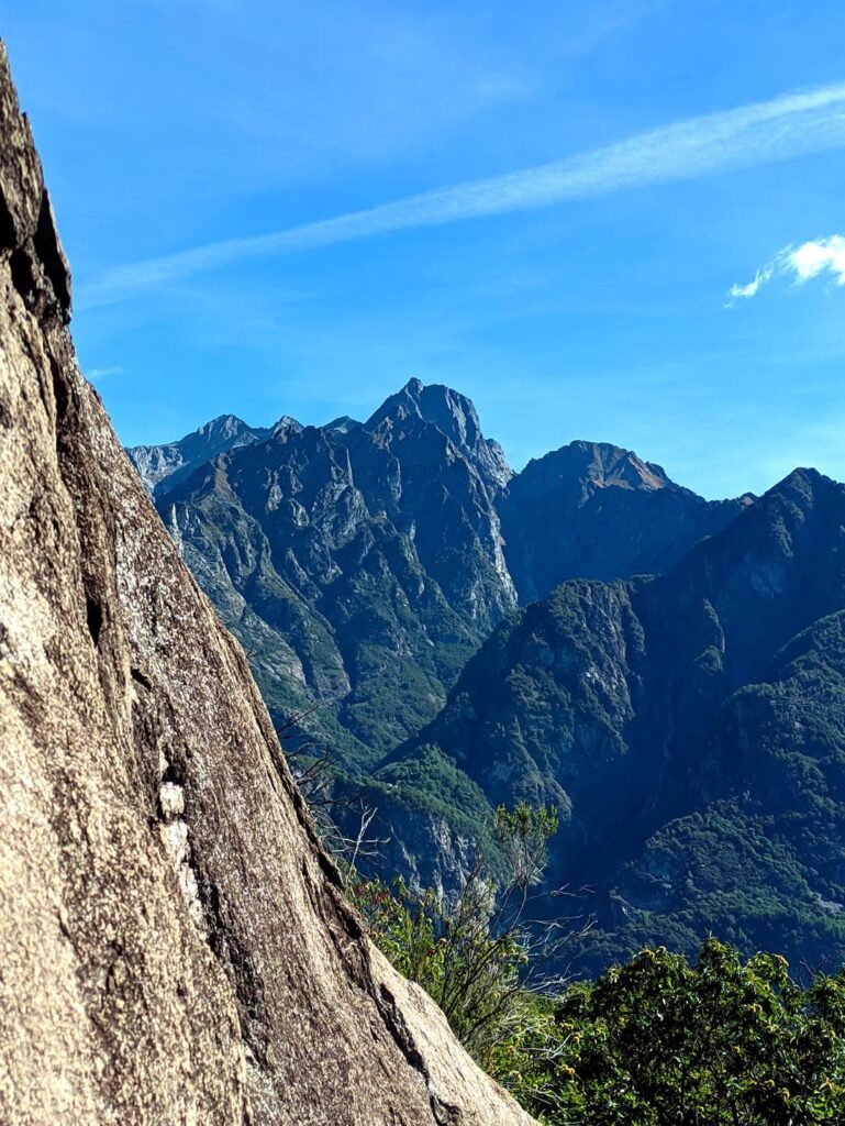 Dalla prima sosta si gode di questa bella visuale sul Sasso Manduino in tutto il suo splendore