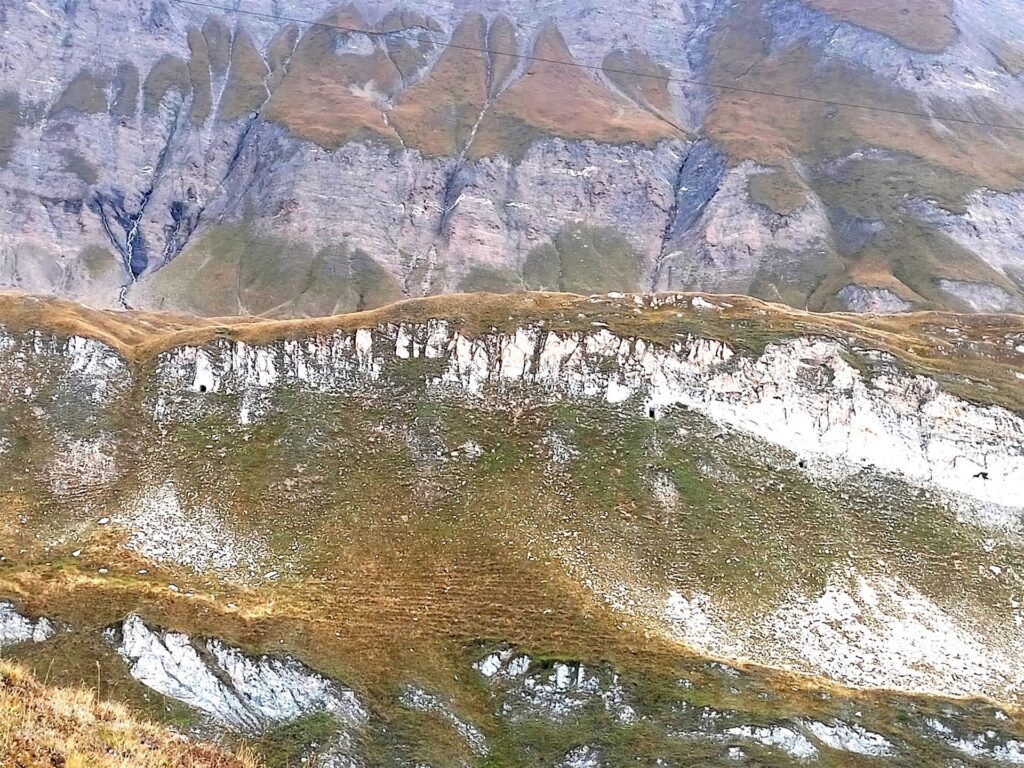 Sempre guardando sul versante opposto, si notano gli accessi a diverse grotte