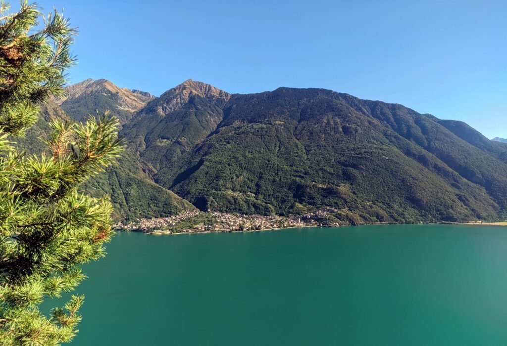 Vista del lago e di Verceia dalla nostra sosta