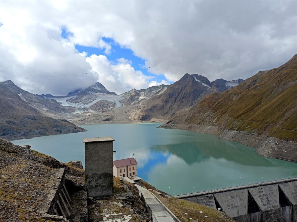 La vista dall'ex rifugio Mores verso la diga del lago di Sabbione