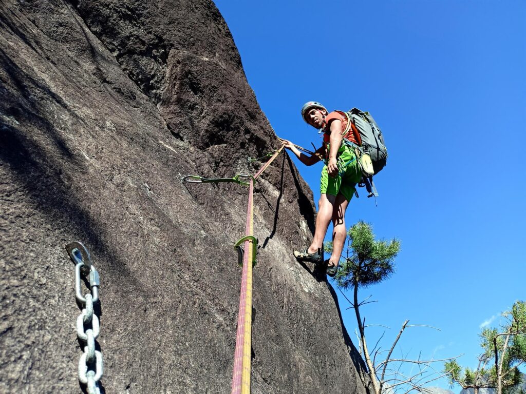 Abbiamo sbagliato: qui Gab appeso come un salame sul tiro di 6c della via Ciuly Fruly Honolulu, parallela a Materia esotica