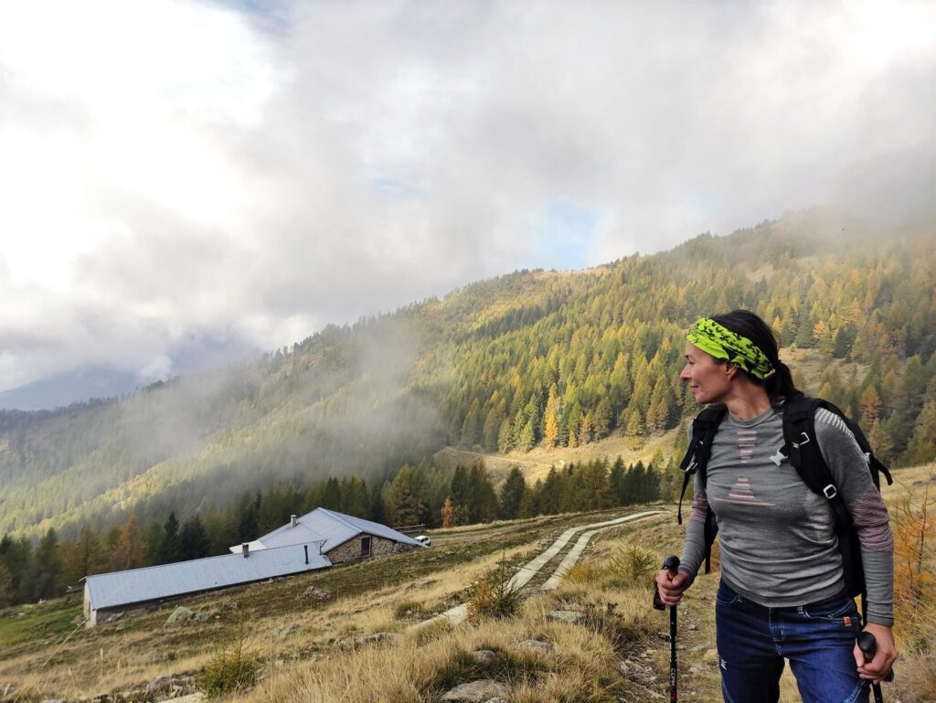 Casera dell'Alpe Mara: è mattino inoltrato, ma le nuvole coprono ancora la valle