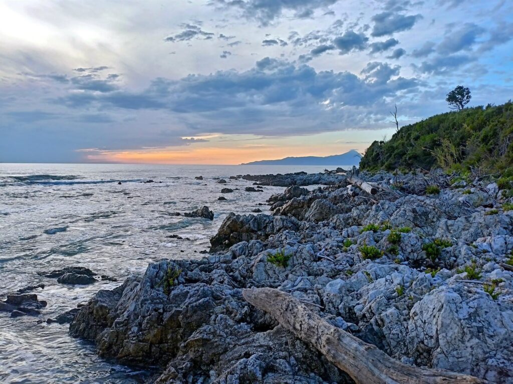 spiaggetta lungo il sentiero del Mediterraneo, è quasi il tramonto e il cielo si tinge di rosa