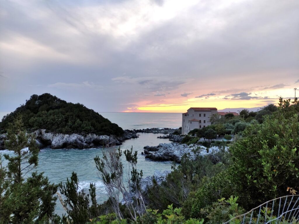 lo Scoglio U' Tuppu, perfetto primo piano per il tramonto