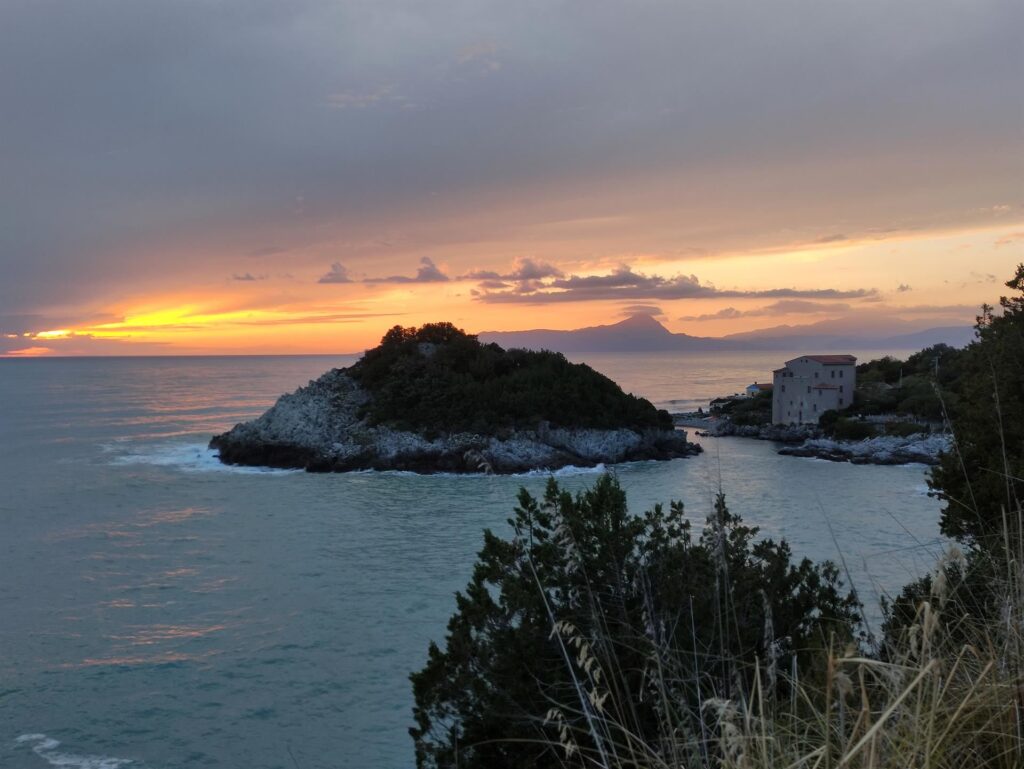 lo Scoglio U&#039; Tuppu, ormai è sera e a noi manca poco per raggiungere la spiaggia di Castrocucco