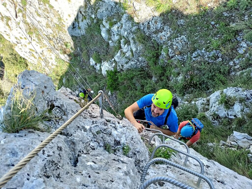 dopo il secondo ponte tibetano, un breve tratto leggermente strapiombante