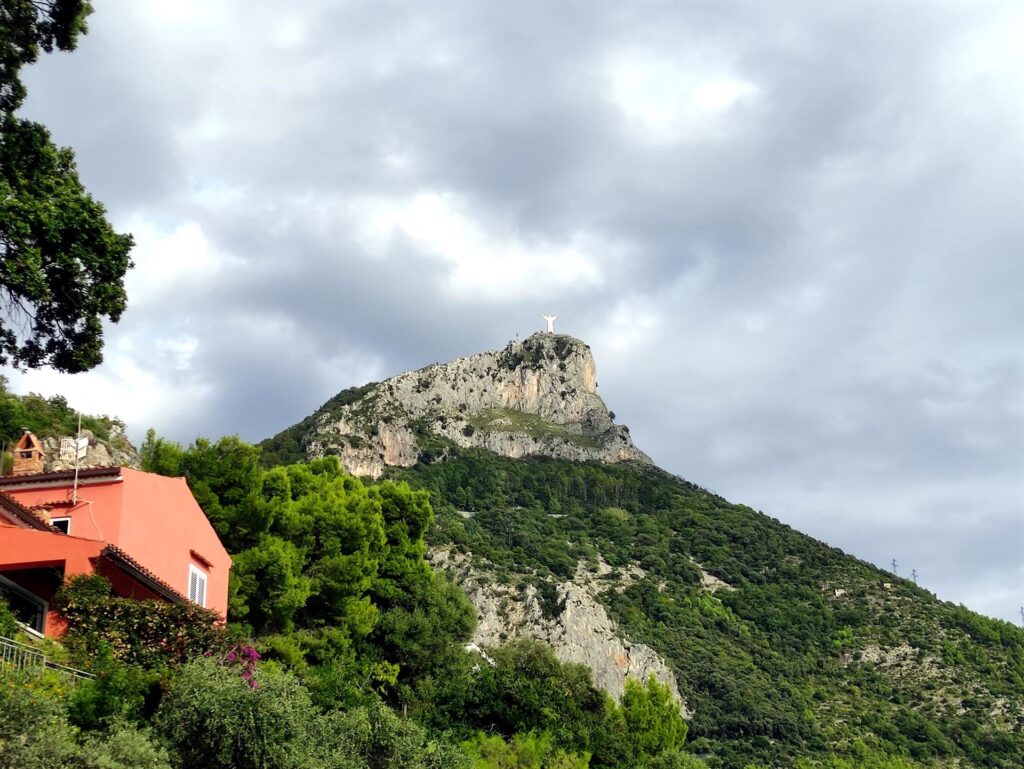 il Cristo di Maratea, a guardarlo da qui sembrerebbe rivolto verso il mare... invece...