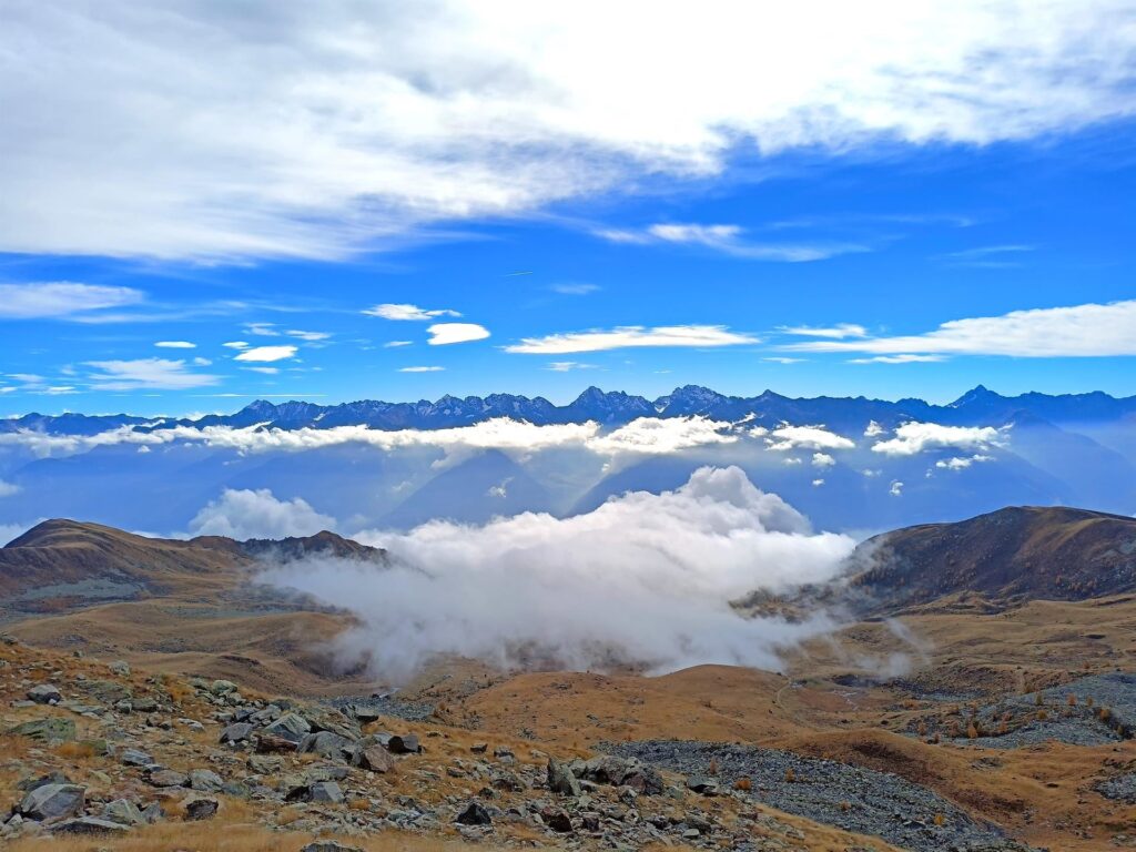 piano piano, ma inesorabilmente, le nubi cominciano a risalire la valle