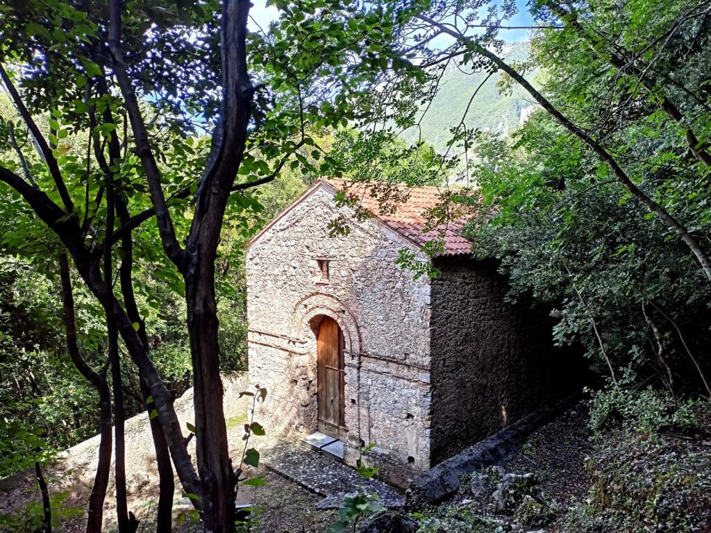 la chiesina in mezzo al bosco, lungo il sentiero dei carpini