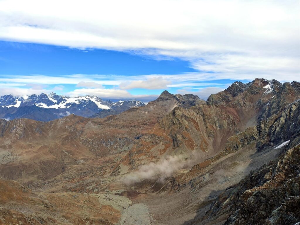 dal colletto che separa la Corna Rossa dalla Corna Nera: in bella vista lo Scalino e il Bernina