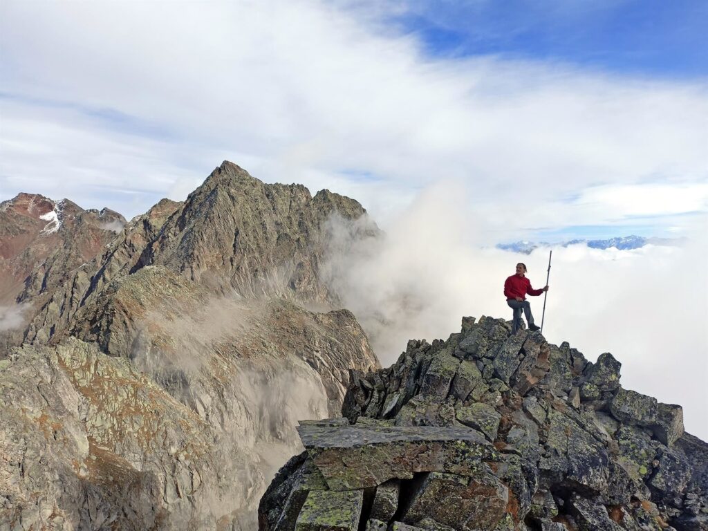 la Cima di Ron alle spalle di Gabri, che è di poco più alta della Corna Nera su cui ci troviamo