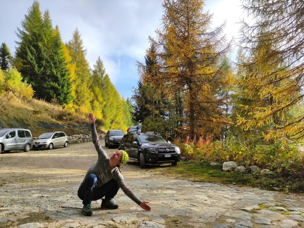 un po&#039; di yoga (malasana) dopo la camminata