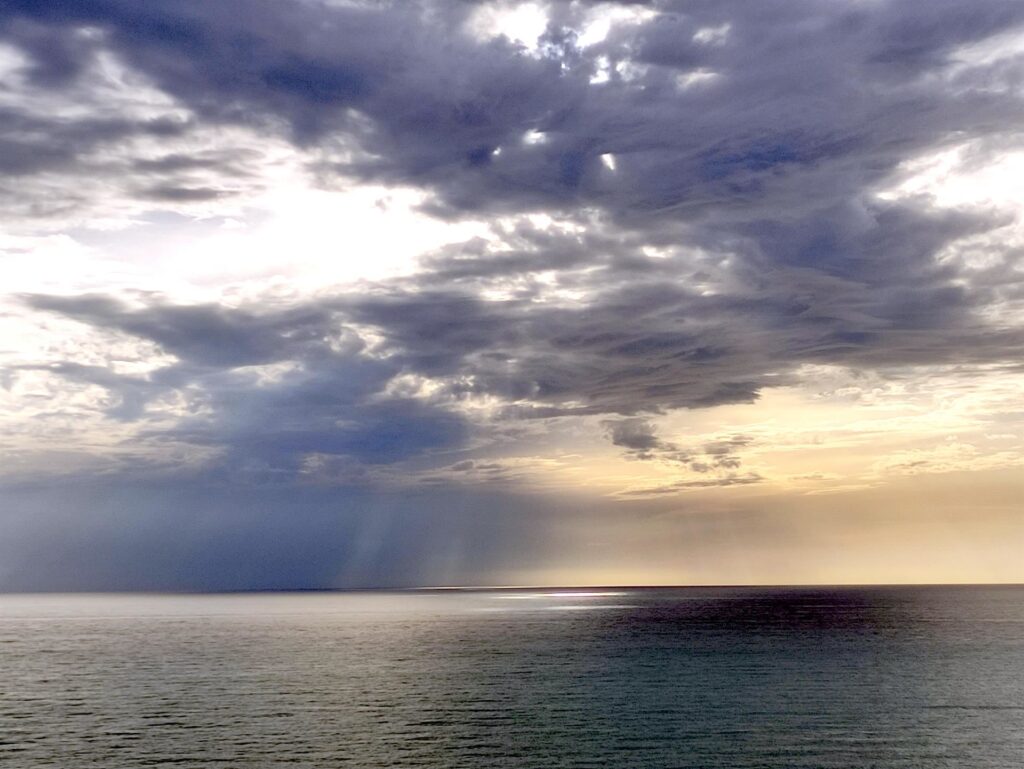 uno sguardo al mare, plumbeo e bellissimo