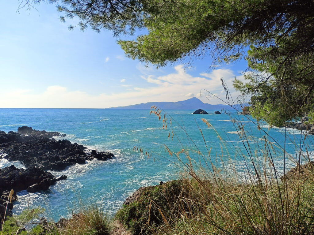 il mare visto da vicino è più agitato di quanto non sembri: nulla di trascendentale, ma abbastanza da rendere ostiche le attività in acqua