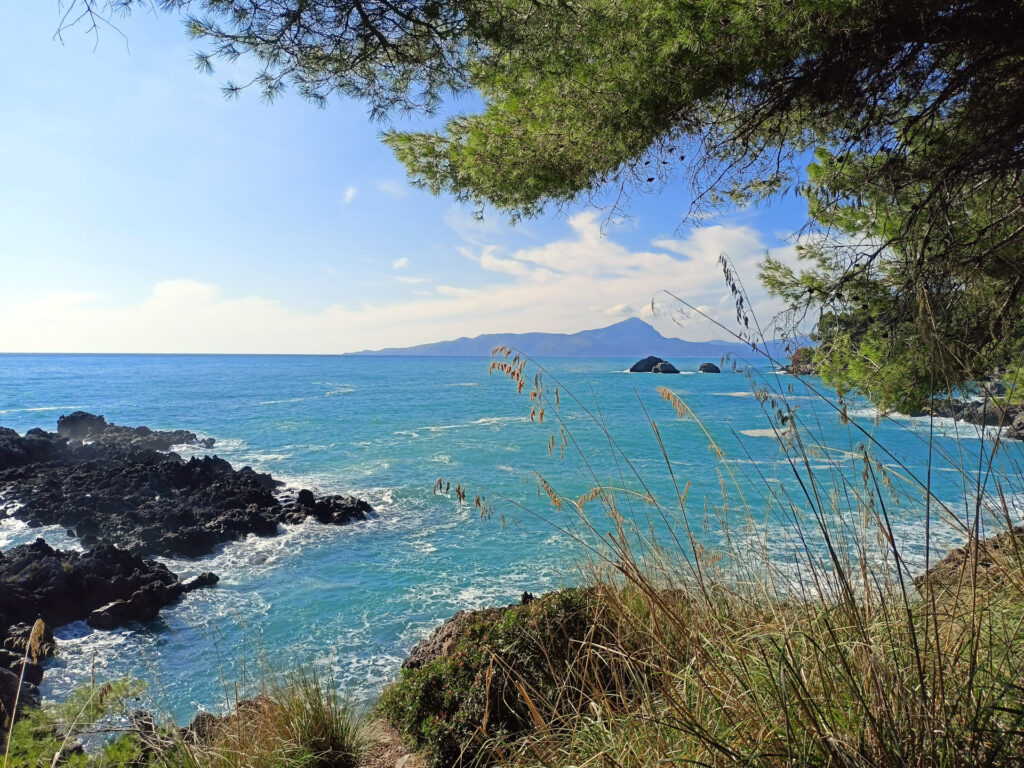 il mare visto da vicino è più agitato di quanto non sembri: nulla di trascendentale, ma abbastanza da rendere ostiche le attività in acqua