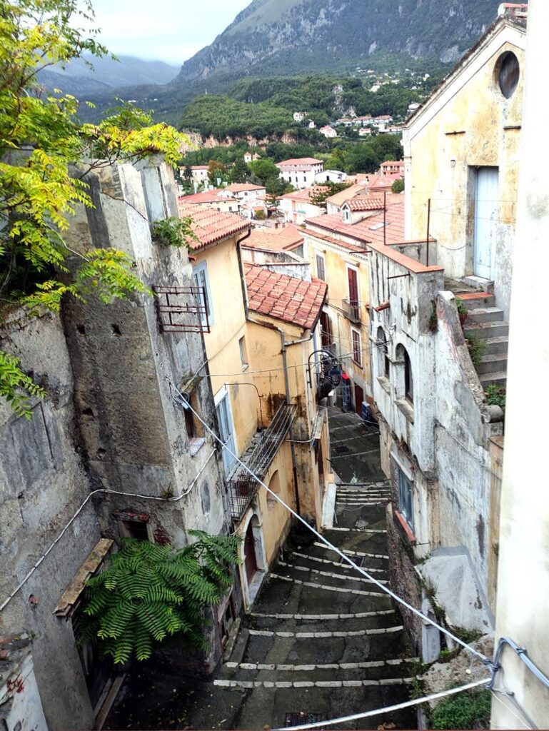 Maratea: il nucleo antico si sviluppa, ovviamente, in montagna