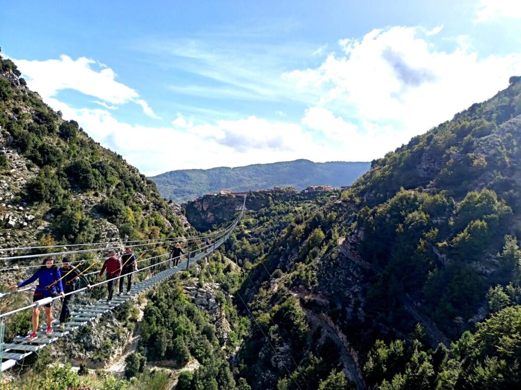 stiamo per approdare sull'altra sponda; poi una veloce passeggiata ci riporterà a Castelsaraceno