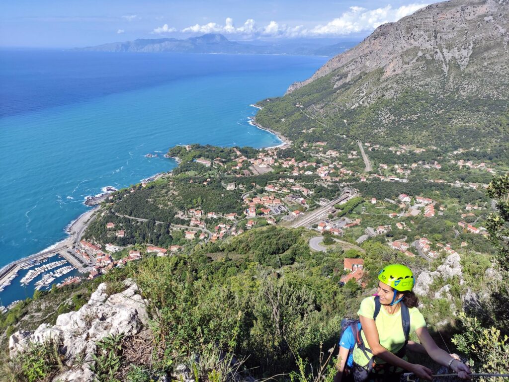 sempre più in alto: stiamo guardando verso la Campania, in primo piano il profilo del Coccovello