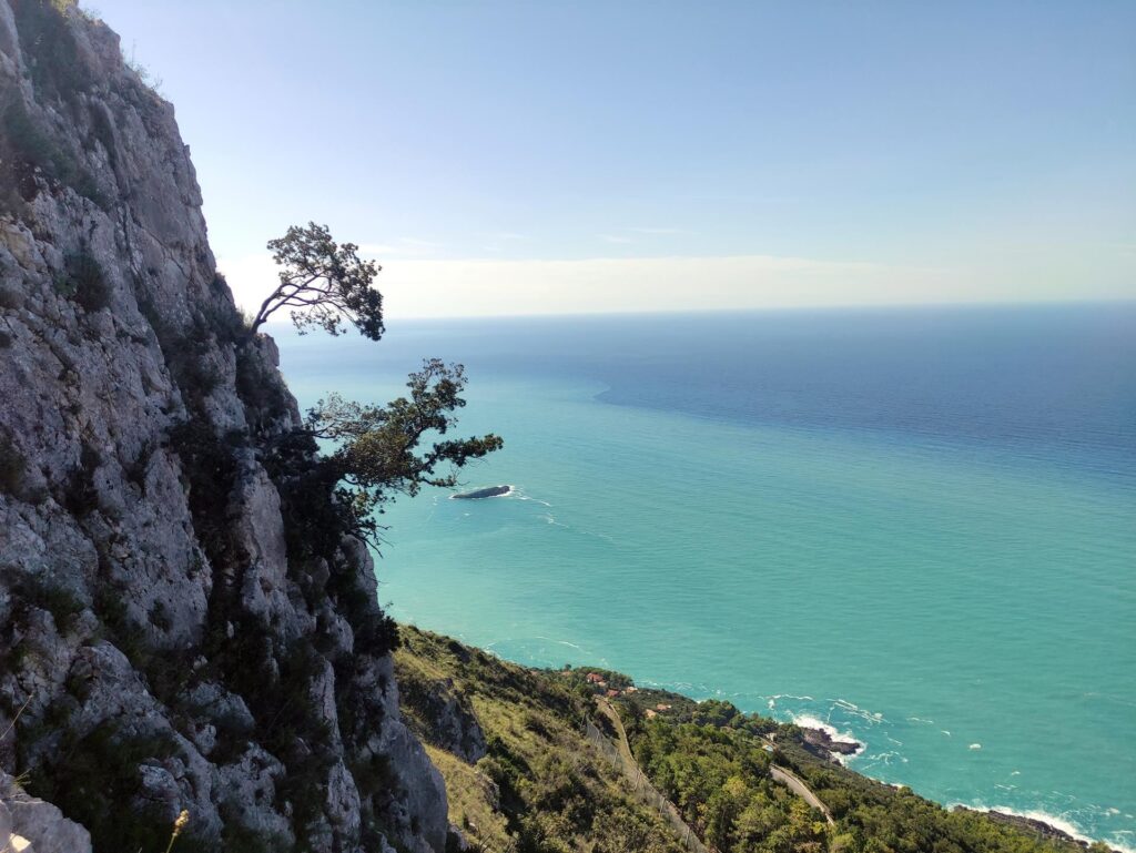 uno sguardo anche verso sud: l'isola di Sant'Ianni, l'unica isola della Basilicata