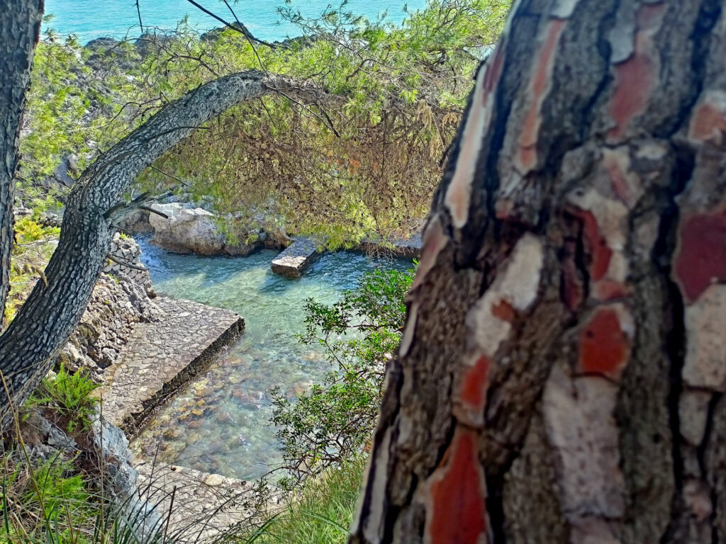 la Darsena di Maratea, una sorta di approdo in cui la mano dell'uomo ha seguito il genius loci espresso da madre natura